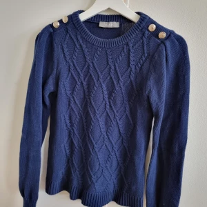 Tröja från Oasis. Storlek xs - Superfin tröja med guldknappar. Tröjan är i väldigt bra skick. 