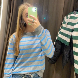 Randig Tröja  - Säljer denna populära tröja ifrån Zara🌸 Säljer den för att den inte riktigt är min stil och kommer inte till användning 💕 Köparen står för frakt 🦋 Kan gå ner i pris vid snabb affär 🌸