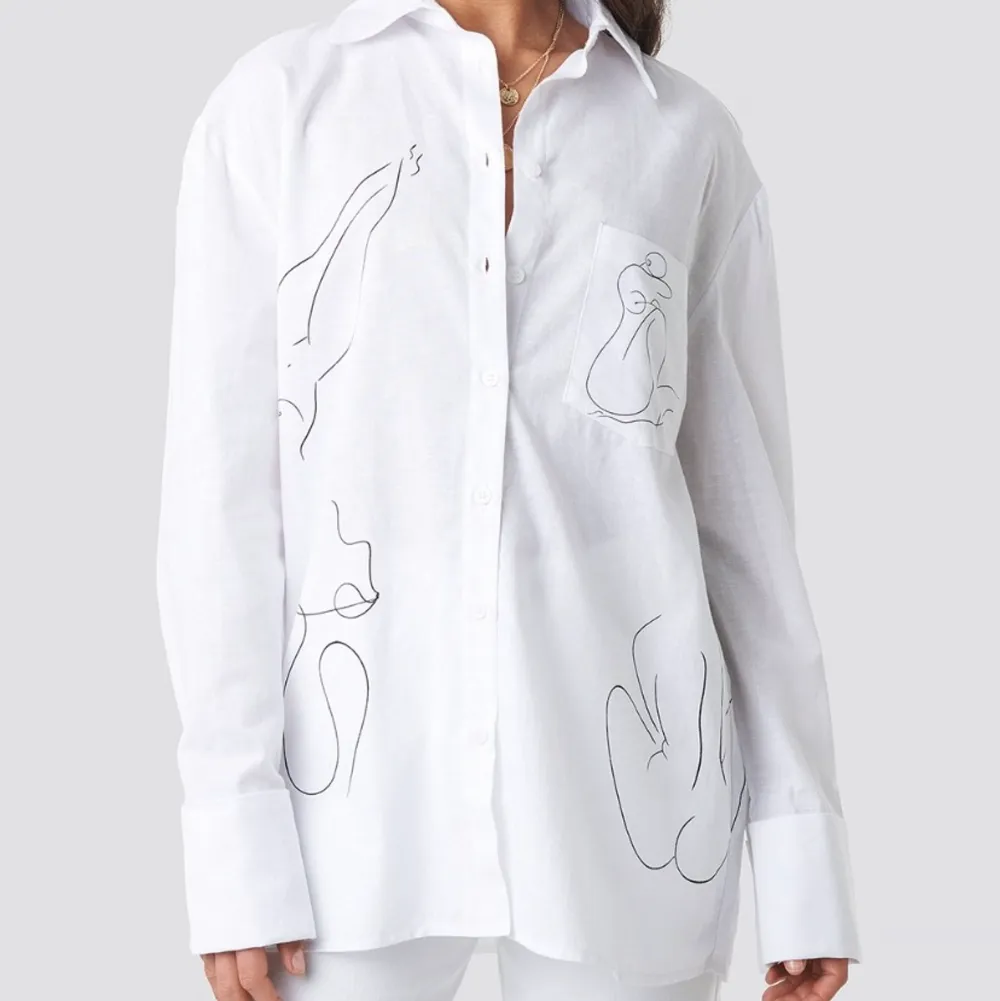 Slutsåld vit skjorta från NA-KD. Använd men är i bra skick! . Skjortor.