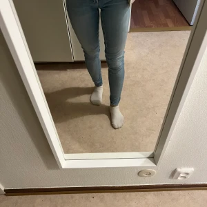 Jeans i pushup modell - Jeans från Tally weijl stl 32/34