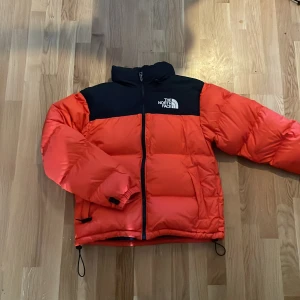 North face jacka - Säljer en fett snygg north face nuptse jacka då den tyvärr börjar bli för liten. Storleken är S och är perfekt till vintern