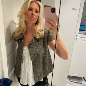 Kofta - Säljer min söta kofta som jag köpt secondhand! Den passar mig som är storlek s/m. Har inte fler bilder, frakt 66kr ❤️‍🔥❤️‍🔥