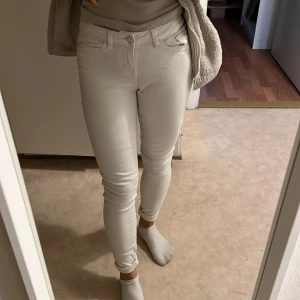 Vita jeans - Från noisy may l30