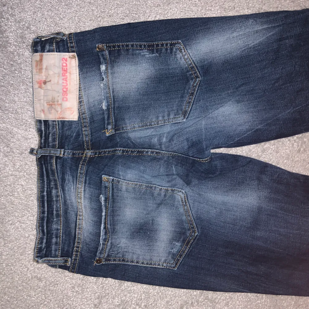 Dsquared2 jeans köpta i italien, använda mycket men fortfarande i bra skick. Jeans & Byxor.