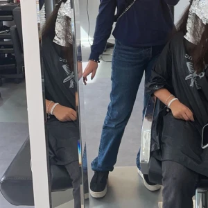 Mid rise zara - Midrise zara jeans i storlek 38 i den mörka färgen 