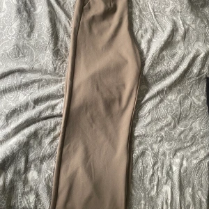  Beiga kostymbyxor  - Ett par beiga kostymbyxor från vila,byxorna är raka i modellen. Hyfsat oanvända då de är förstora. Nypris: 449kr 