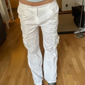 Vita cargo pants  - Vita cargo pants från H&M i strl 36. Helt slutsålda på hemsidan. Dem är Lågmidjade med resår i midjan! Använda ett fåtal gånger så dem är som nya!💫💐☘️ 🧚🏻 