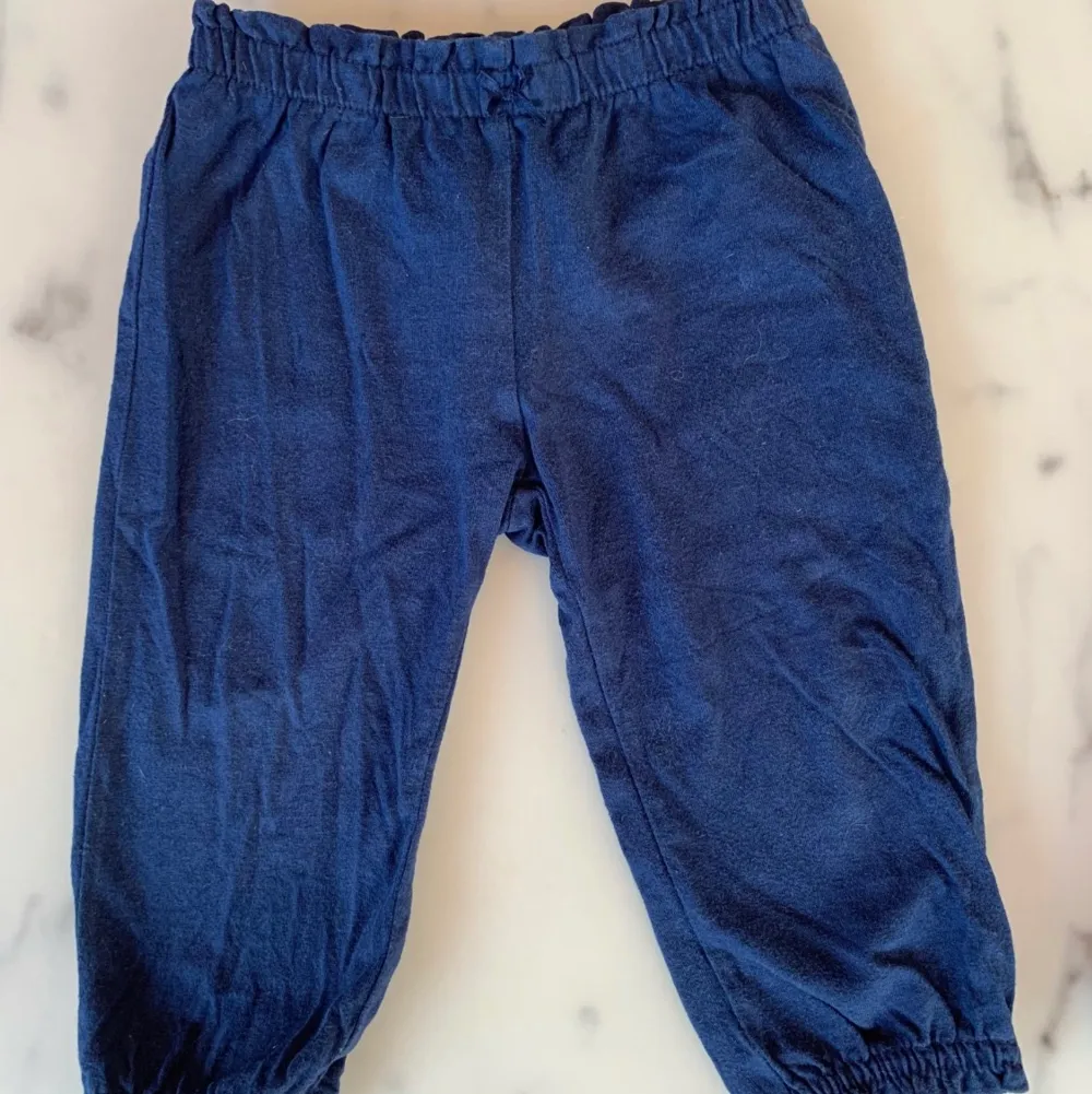Fina blåa byxor med söt rosett i midjan, strl 74 i fint skick bara använt enstaka gång då dom var för feminina för vår son. . Jeans & Byxor.