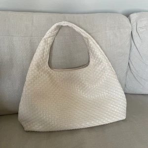 Väska NA-KD - Väska från NA-KD. Mycket bra skick. Slutsåld men liknande modell säljs idag i andra färger, se bild två för ungefärlig storlek.