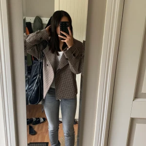 zara jeans - OBS Jeansen jag säljer är den färgen på tredje bilden. säljer dessa jeans med slits från zara fast det är dem på tredje bilden utan hål, mörk gråa superfina i storlek 38. nyskick, har klippt av så passar någon mellan 166-170 pris 240kr