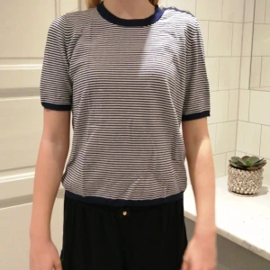 Stickad t-shirt  - En jättefin stickad tröja som inte längre kommer till användning. Inga defekter kontakta mig för frågor! 