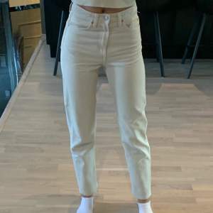 Ljusa jeans från Weekday i storlek 25/32. På bilden är de lite uppvikta så dom kan bli ca 4 cm längre. . Använda men i gott skick!  Skriv för fler bilder eller andra frågor 😊. Köparen står för frakt.