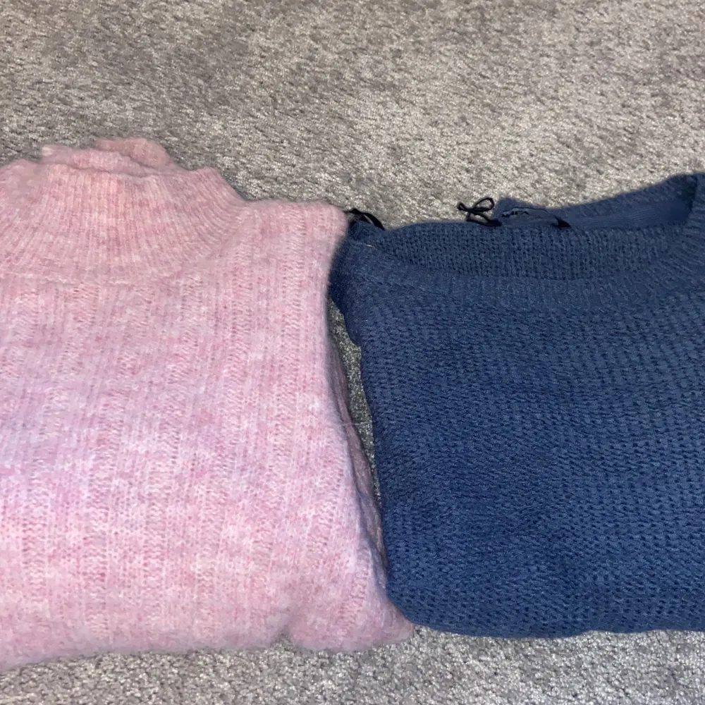 Säljer två super snygga stickade tröjo. Båda storlek s. Köp båda för 300 eller var för sig för 180. Stickat.