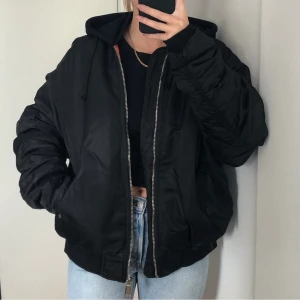 Bomerjacka  - Oversized tjock bomberjacka med luva från Fanny lyckmans kollektion med missguided. Väldigt varm så den funkar även på vintern