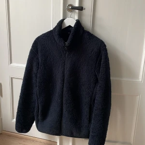 Uniqlo Fleece - Fleece från uniqlo. Varm och bekväm. Använd ett par gånger. 