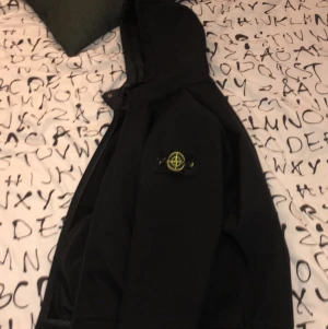 Stine island jacka  - Jacka mot vind och vatten. Väldigt skön och stor i storlek. Ny pris 6999kr