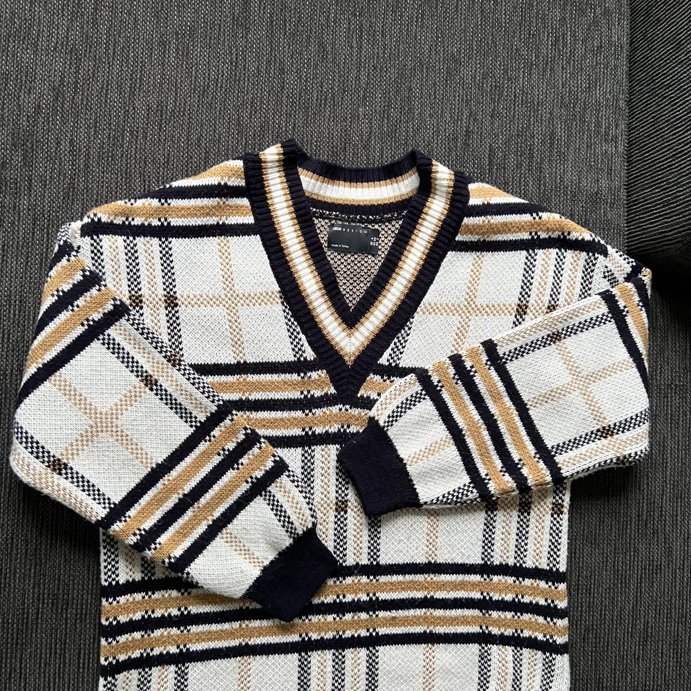 Säljer denna stickade tröjan från ASOS. Finns fler bilder om man vill ha, frakten betalas av köpare☺️. Stickat.