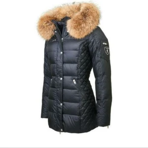 Rockandblue jacka - En Rockandblue jacka till vintern Väldigt bra skick, använd lite en vinter Original pris 3999kr säljer 650 Även äkta päls 