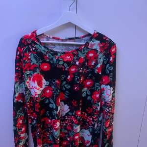 Långärmad tröja med rosor på, storlek XL, passar L