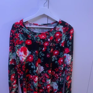 Tröja - Långärmad tröja med rosor på, storlek XL, passar L