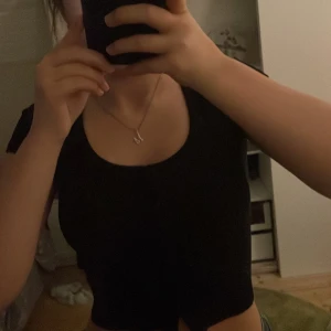 Svart tröj/kofta med knappar  - En söt svart T-shirt med knappar som man knäpper