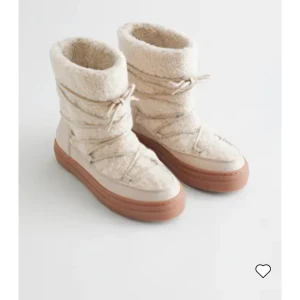 Snö boots - Säljer de här superfina slutsålda bootsen från &Other stories i stl 37 pga att de var för små. Använda få tal gånger