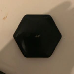Smink - Ett puder rouge från H&M. Använd 4 gånger 