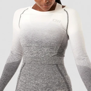 Iciw träningstopp  - Säljer denna fina toppen pga får ingen användning längre. Skriv privat för egna bilder. Stretchig och passar S-L Köpt förra hösten för ca 399kr  Inte genomskinlig! Frakt tillkommer