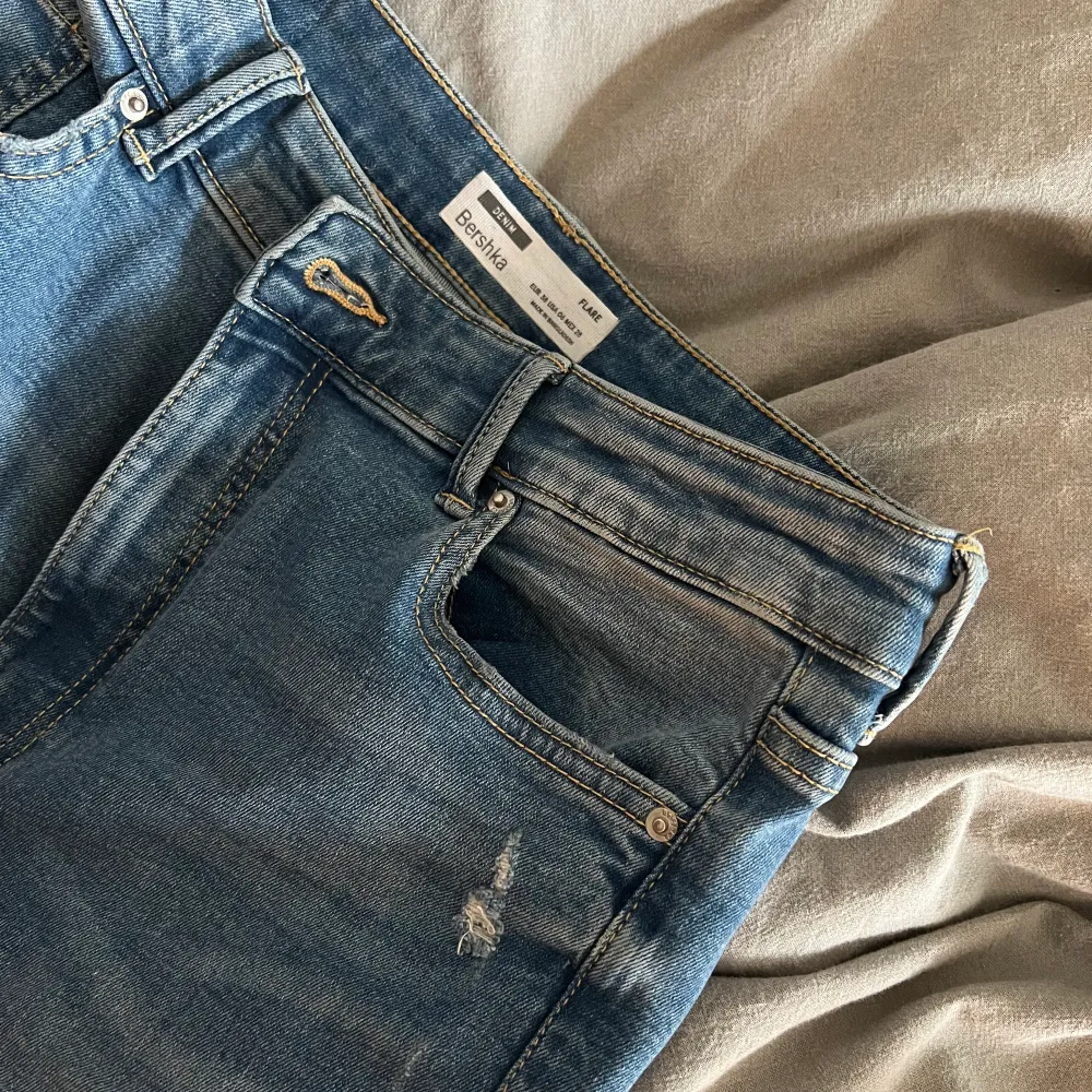 Super fina ljusblå bootcut jeans. Mid rise och är väldigt långa i benen 😊. Jeans & Byxor.