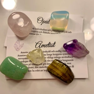 Kristallkit - Ett perfekt kristallkit med nybörjarkristaller🫶 Inehåller: Rå ametist, tumlad grön kalcit, tumlad tigeröga, tumlad citrin, tumlad opal, tumlad rosenkvarts. Kostnad:100kr❤️Frakt: 29kr