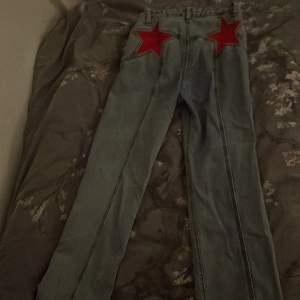 Ett par blå/grå högmidjade jeans med röda stjärnor där bak är en s men tycker detta nästan är som en m/l 