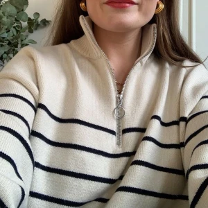 🤍Randig tröja med zip🤍 - 🖤tröja i bra skick från Zara, oversized och randig med dragkedja! Hör av dig för fler bilder🖤