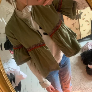 Kortärmad jacka - Säljer denna otroligt söta snygga och coola kortärmade jacka som är så himla snygg 😍😍