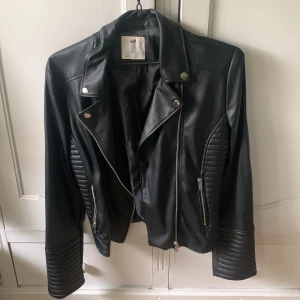 Skinnjacka från HM - Säljer min älskade skinnjacka från HM som sitter perfekt!! Storlek 170, passar mig som brukar ha allt från XS-M. Mitt pris 100kr + frakt