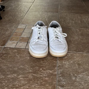 Acne skor storlek 41 - Acne skor. Använda tre gånger fint skick. Köptes för 3000