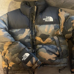 North face jacka i militär - Säljer min jacka från nåt år tillbaka, den kom aldrig till nytta så säljer den idag. 