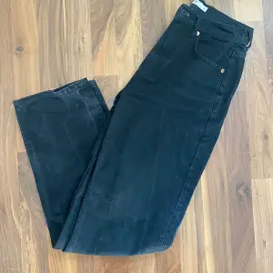 Gina tricot 90’s svarta jeans  Strl: 34