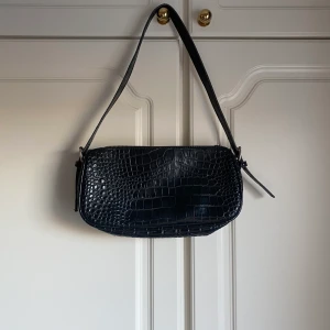 Axelväska Nelly - Svart axelväska Nelly 