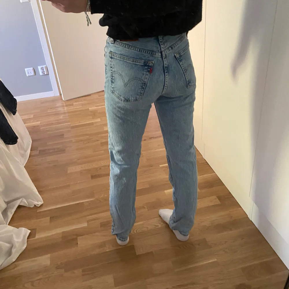 Säljer mina Levis 501 då de är förkorta på mig. 66 kr frakt. 🤍Hör av er vid frågor !. Jeans & Byxor.