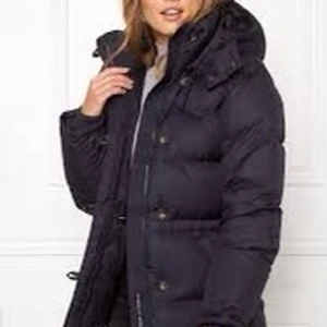 Boomerang jacka - Säljer min boomerang jacka, strl s Svart i färgen, använd få gånger.  Precis som ny. Pris kan diskuteras 