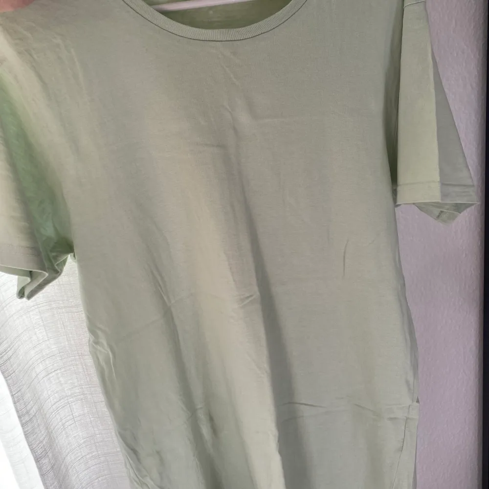 Ljusgrön basic t-shirt. Kan mötas upp eller frakta.. T-shirts.