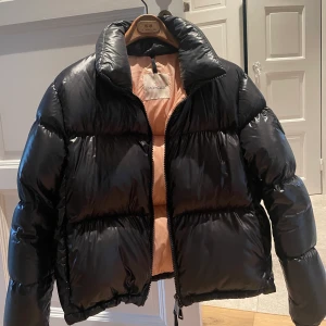 Moncler jacka - Äkta moncler pufferjacka från 2020 i nytt skick🙌🏼 nypris ca 10.000kr, säljer för 6000kr eller bud! 