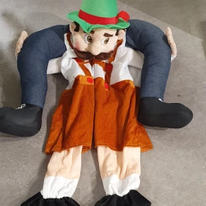 En oktomber/ Halloween fest kostume - Säljer en October Halloween fest kostum som passar jätte bra till den October manad. I mycket bra skick och den är slut såld. Den är användade en gång. Passar M- xl
