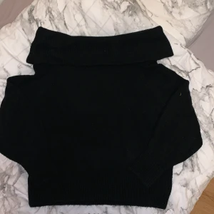 Off shoulder tröja från HM - En jättefin svart off shoulder tröja i storlek XS. Knappt använd.  Den är väldigt mysig & varm så perfekt nu till hösten eller varför inte på vintern inomhus. Funkar även bra till våren.  Materialet sticks heller inte🤩