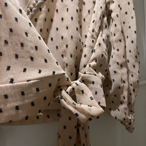 Söt blus - Jätte söt prickig blus från Bikbok, endast använd fåtal gånger 💓 Strl XS