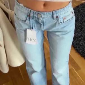 Säljer nu mina lågmidjade jeans, knappt använda då de är för långa för mig som är 160😁 Köparen står för frakten!💞