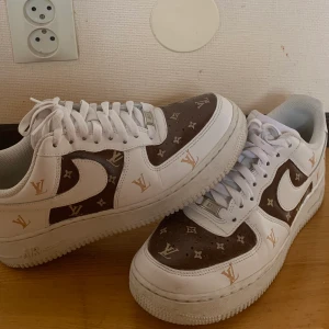 Custom made Louis Vuitton Af1 - Om skon : Custom made Louis Vuitton Af1. Storlek 42.5. Använda då och då och inga skador på skon.  Säljs för 1500kr