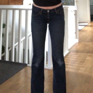 Levi strauss & co - Skitsnygga lågmidjade Levis byxor. Jag är 170 cm och brukar ha 34/36