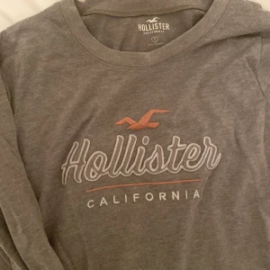 Hollister långärmad  - Superfin och jätte mjuk ljusgrå långärmad tröja ifrån hollister. Endast använd ett par gånger. Storlek S☺️