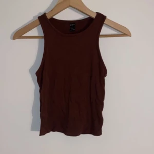 Brun Topp - Säljer denna bruna topp köpt från Shein i somras. Knappt användt därför säljs den. Är i jättebra skick, väldigt stretchig så skulle säga att den kan passa XS-M beroende på hur man vill ha passformen. Kom privat för fler bilder❤️❤️
